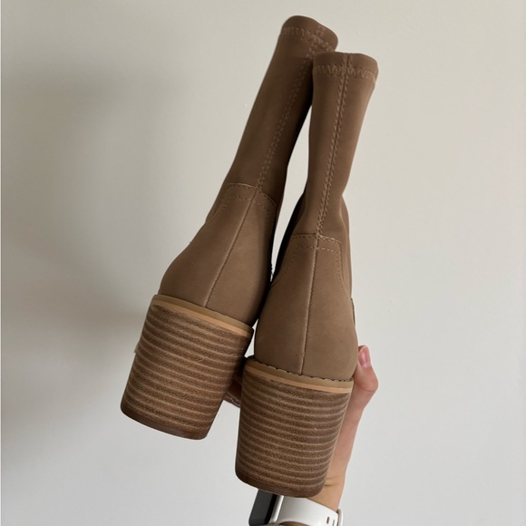 NWOT Women's Tan Mid-Calf Block Heel Boots - Picture 4 of 7